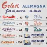 All�esterno le tabelle litografate su metallo presentavano la gamma di gelati da passeggio come...